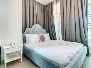 迪拜Key View - Hilliana Tower的一间卧室配有一张蓝色床头板的床