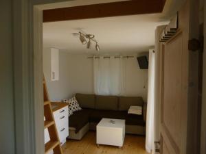 LjugarnKleines Ferienhaus - Tiny house - auf Gotland 700 Meter zum Meer的客厅配有沙发和桌子