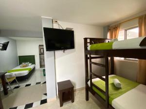 麦德林运动员酒店的客房设有两张双层床和一台平面电视。
