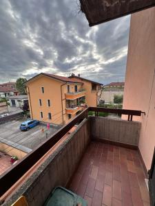 布雷西亚Via Rose (dietro Freccia Rossa)的享有建筑景致的阳台