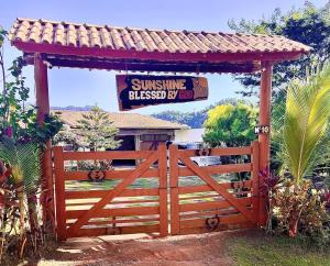 多明戈斯马丁斯Casa nas montanhas com piscina e vista panorâmica的栅栏前有标志的木门