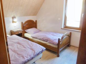 BernardvilléAppartement de 2 chambres avec jardin et wifi a Bernardville的一间卧室设有两张床和窗户。