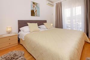 尼亚卢卡Sunshine Apartment Doda的一间卧室设有一张大床和一个窗户。