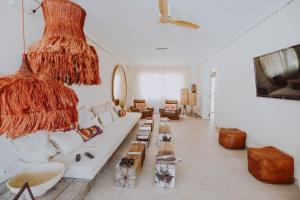 圣安东尼奥湾伊维萨岛日落绿洲公寓-只限成人的客厅配有白色的沙发和桌子