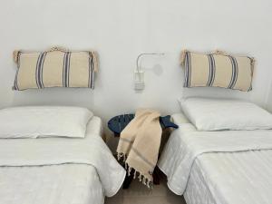 桑帕克Apartamento Brisa de Menorca的客房设有两张单人床和一盏灯。