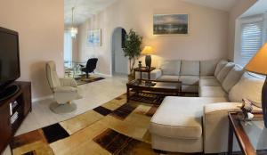 西罗通达Casa Del Mar, Full Refund, Poolheat, Sleeps 6的客厅配有沙发和桌子