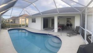 西罗通达Casa Del Mar, Full Refund, Poolheat, Sleeps 6的一座玻璃屋顶房子中的游泳池