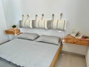 桑帕克Apartamento Brisa de Menorca的一张床上的枕头