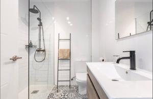 卡塔赫纳Apartamentos Duque Cartagena的带淋浴、盥洗盆和卫生间的浴室