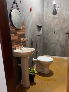 卡瓦坎特Pousada Recanto do Tucano的一间带水槽和卫生间的浴室