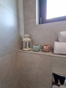 库多瓦-兹德鲁伊Okno na Raj Domki całoroczne的浴室设有1个带灯笼和毛巾的架子