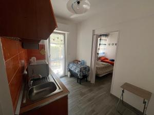 圣贝内代托-德尔特龙托Seafront的一个带水槽的小厨房和一间卧室