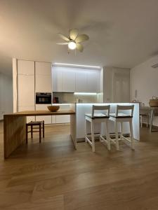 哈恩Centrico alojamiento的厨房配有桌子、两把椅子和吊扇