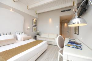 代森扎诺-德尔加达奥利维多酒店的白色卧室配有床和书桌