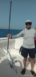 迪拜Dubai fishing trip 5 hours的站在船柱上的人
