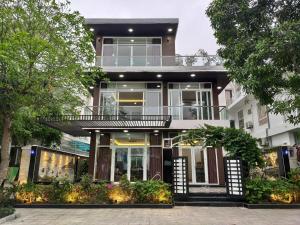 岑山Villa Sao Biển 15 FLC Sầm Sơn的房屋的顶部设有阳台