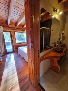 拉斯特朗卡斯Rocanegra Mountain Lodge的客房内的浴室设有水槽和镜子
