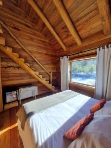 拉斯特朗卡斯Rocanegra Mountain Lodge的小木屋内一间卧室,配有一张床