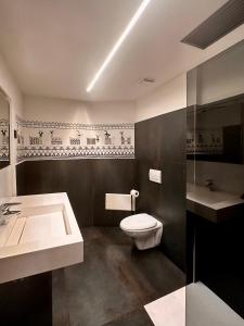 罗通多港Domo s'Altura的浴室配有白色卫生间和盥洗盆。