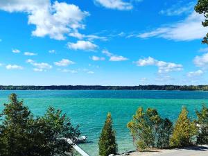 Central LakeThe Torch Lake Bed and Breakfast的树木成荫的大片水景