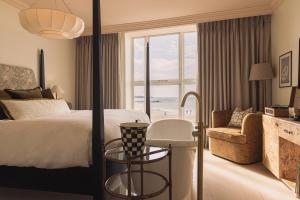 马盖特No 42 by GuestHouse, Margate的酒店的客房 - 带一张床、椅子和窗户