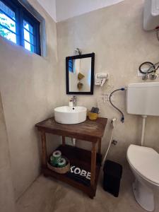 江比阿Bahari Beach Bungalows的一间带水槽和卫生间的浴室