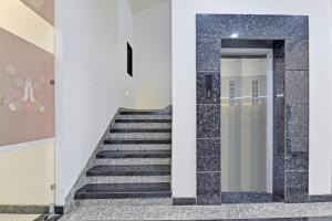 乌代浦Hotel ANGAN的走廊上设有楼梯,有门和楼梯