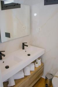 圣哈维耶尔Bungalows Mar Menor, paz a orillas del mar的白色的浴室设有水槽和镜子