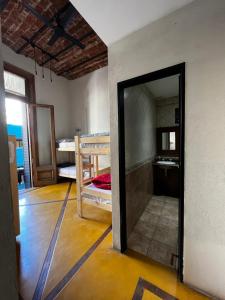 布宜诺斯艾利斯Parla Hostel的通往带双层床的房间的开放式门