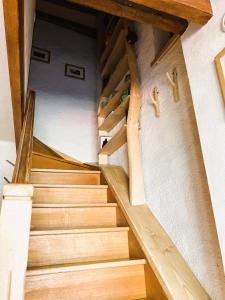 ArignacLe Domaine d'Arignac的房屋的楼梯,有木台阶