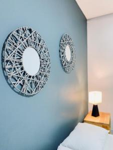 麦德林Casa compartida ''Central Hostel''的两面镜子,一面蓝色的墙壁,旁边是一张床