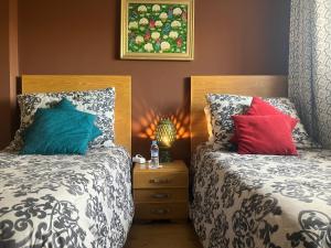 诺阿瑟The Twins beds的卧室内两张并排的床