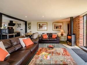 1 Bed in Sissinghurst 88466的客厅设有真皮沙发和壁炉