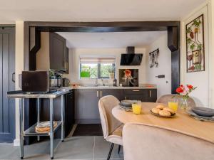 1 Bed in Sissinghurst 88466的厨房以及带桌椅的用餐室。