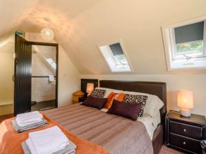 1 Bed in Sissinghurst 88466的一间卧室设有一张床和两个窗户。