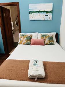 蒙波斯Casa Isabelita的一间卧室配有一张床,床上有毛巾