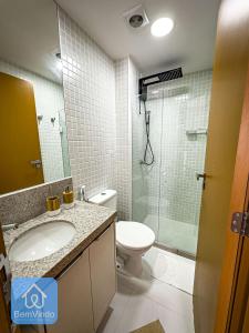萨尔瓦多Estadia Confortável: Studio no Smart Pituba的浴室配有卫生间、盥洗盆和淋浴。