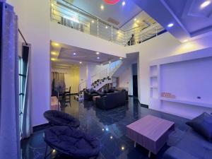 科托努Luxe Club的客厅配有沙发和桌子
