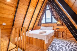 KumlucaKaraöz Sapphire Bungalows的小木屋内的卧室,配有床和窗户