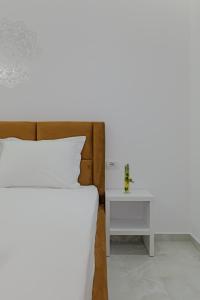 卡萨米尔Vila Sofia的一间卧室配有一张床和一张边桌