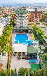 科纳克勒DE MARE FAMILY Hotel的享有带游泳池的建筑的空中景致