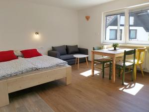 波希基斯卡贝拉Apartma pr´ Štengarju的卧室配有一张床和一张桌子及椅子
