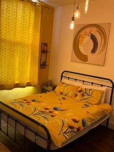 伯明翰Premium Dighbeth的一间卧室配有一张黄色棉被的床