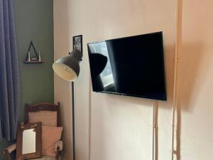 伯明翰Premium Dighbeth的挂在墙上的平面电视