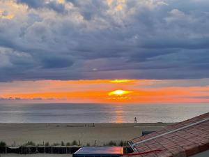 卡布勒通Atlantic Selection - Vue Océan avec terrasse, plage Notre-Dame的日落在海滩上,享受阳光