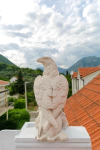 普查尼Villa Orlan的鸟在屋顶上的雕像