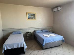 波多韦柳中央酒店的一间医院,房间内设有两张床