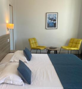 卡尔维卡尔维大酒店的酒店客房,配有一张床和两把椅子