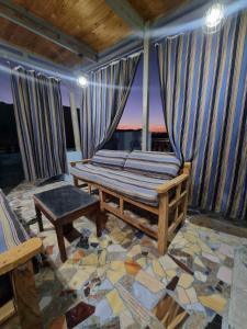 卢克索Alaa Aldin Flats的客房设有床、桌子和窗户。