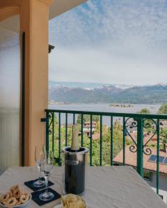 斯特雷萨弗洛拉酒店的一张桌子和酒杯,享有海景